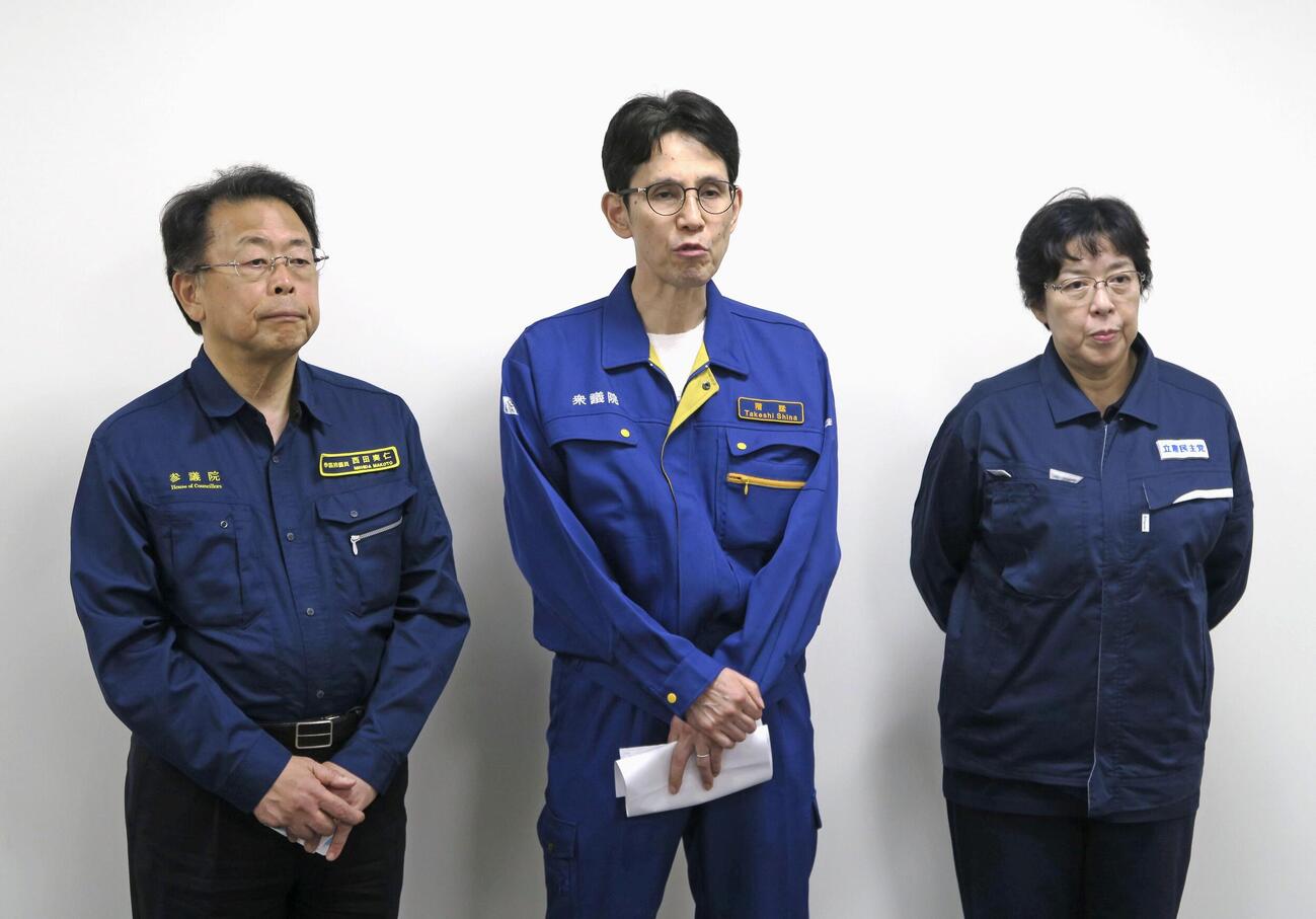 記者団の取材に応じる、左から公明党の西田幹事長、中道改革連合の階幹事長、立憲民主党の田名部幹事長＝23日午後、熊本空港(共同)