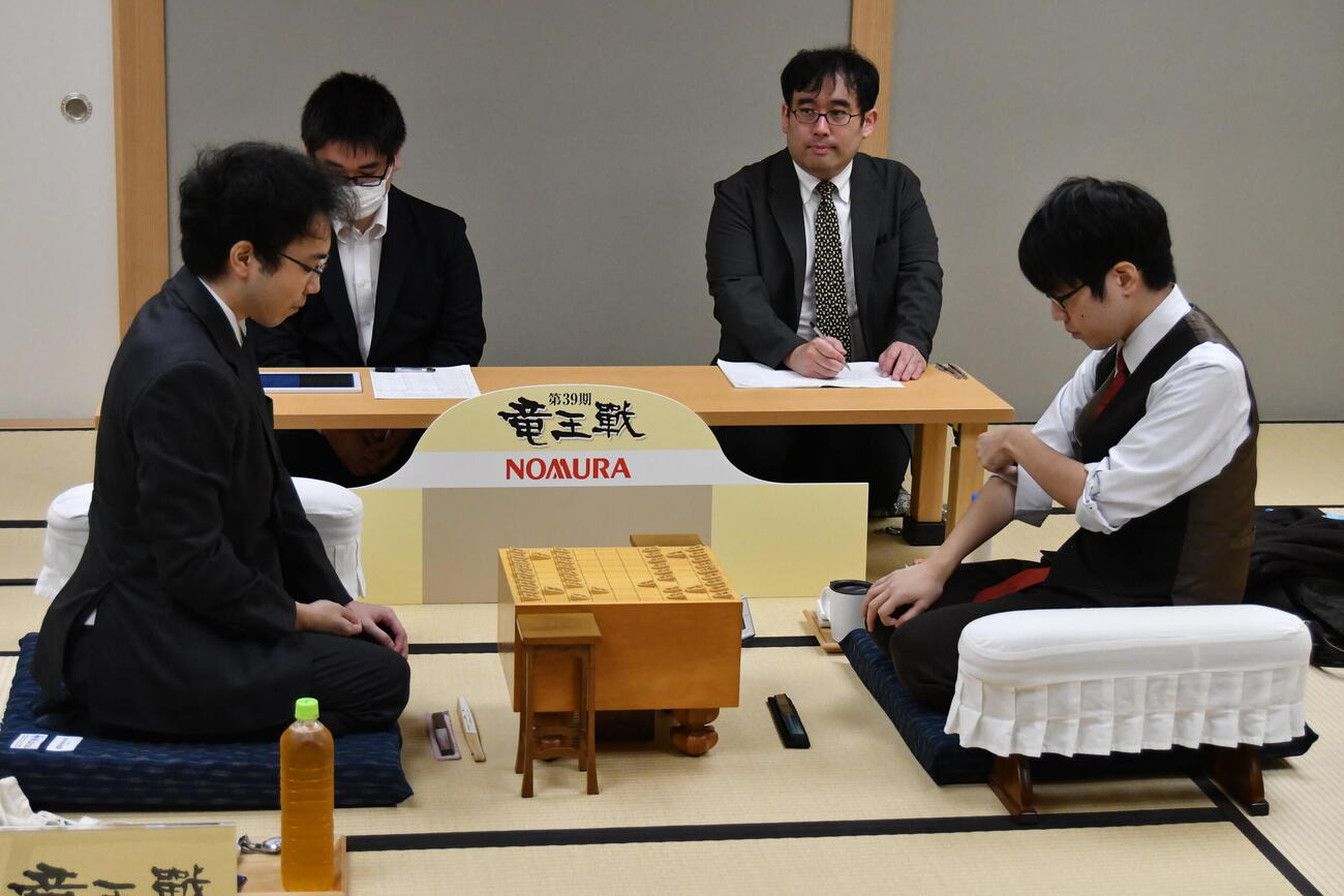お互い1勝1敗で迎えた竜王戦挑戦者決定戦3番勝負は服部慎一郎七段（右）の先手で対局開始（左は柵木幹太五段）