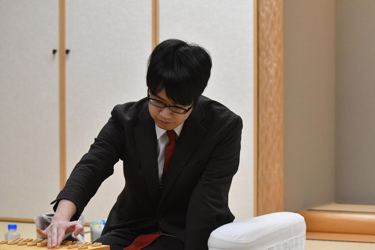棋聖戦に続いて竜王戦への挑戦権獲得を目指す服部慎一郎七段