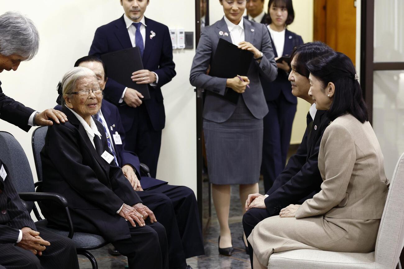 関ふみさん（左）と懇談される秋篠宮ご夫妻＝23日、パラグアイ東部イグアス（共同）