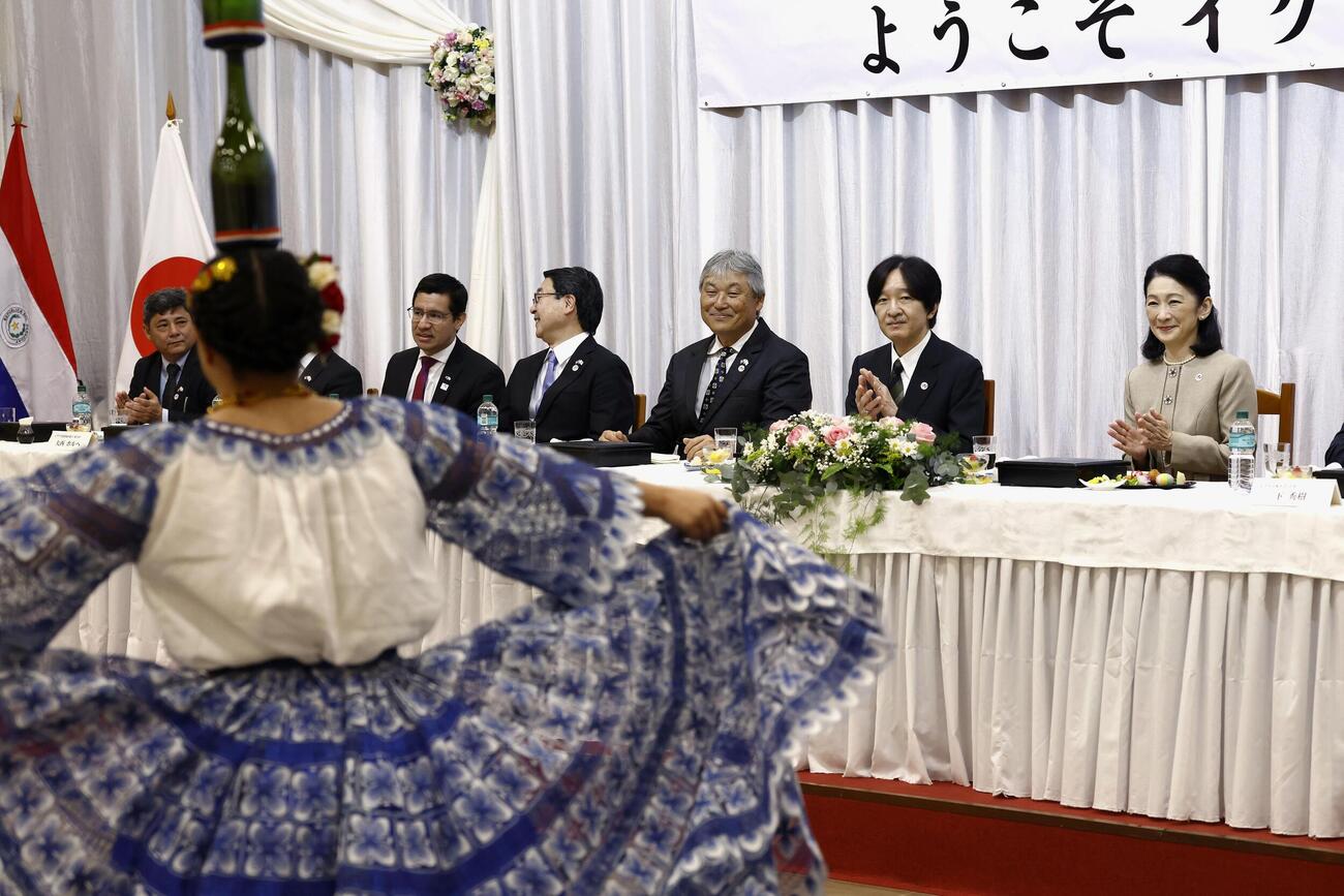 歓迎昼食会で披露されたダンスに拍手を送られる秋篠宮ご夫妻＝23日、パラグアイ東部イグアス（共同）