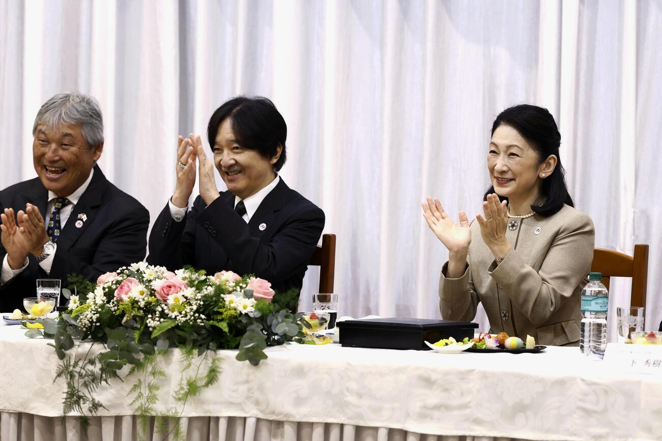 歓迎昼食会で披露されたパラグアイ伝統のダンスに拍手を送られる秋篠宮ご夫妻＝23日、パラグアイ東部イグアス（共同）