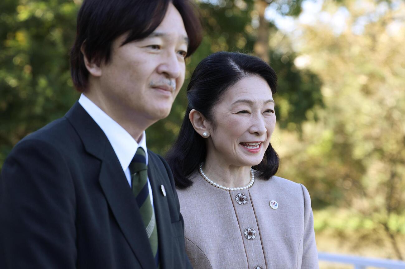 道の駅の視察後、記者団の取材に応じられる秋篠宮ご夫妻＝23日、パラグアイ東部イグアス（代表撮影・共同）