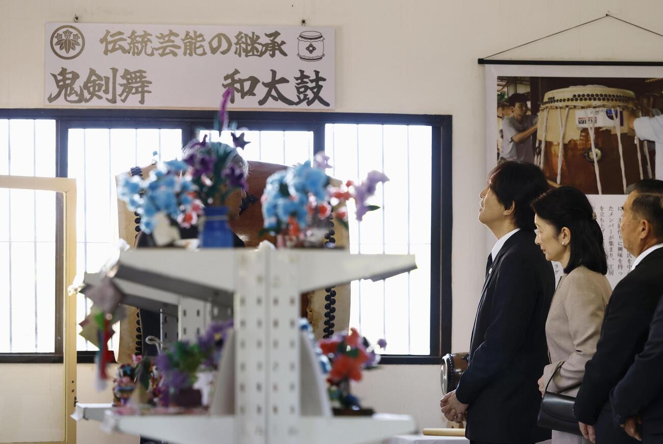 移住資料館を視察される秋篠宮ご夫妻＝23日、パラグアイ東部イグアス（共同）