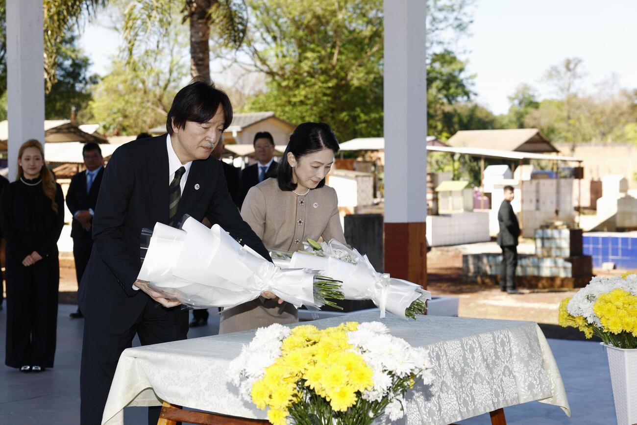 パラグアイ東部イグアスで、日系人の慰霊碑に献花される秋篠宮ご夫妻＝23日（共同）