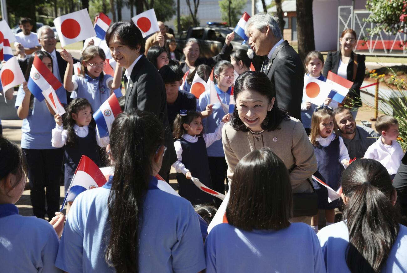 子どもたちの出迎えを受けられる秋篠宮ご夫妻（代表撮影）