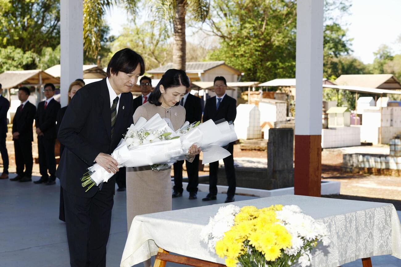 パラグアイ東部イグアスで、日系人の慰霊碑に献花される秋篠宮ご夫妻＝23日（共同）