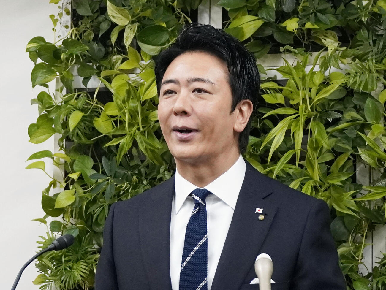 記者会見する福岡市の高島宗一郎市長＝24日午前、福岡市役所（共同）