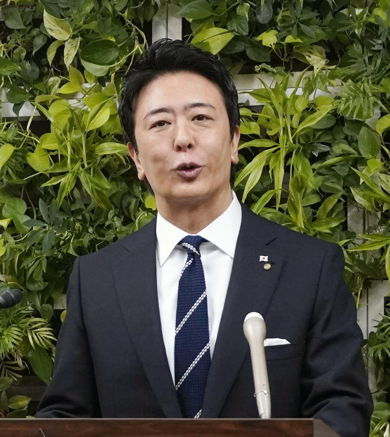 記者会見する福岡市の高島宗一郎市長（共同）