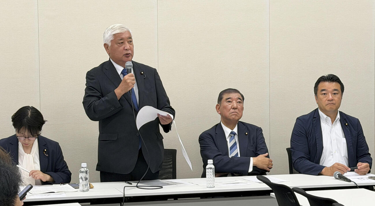 与野党議員でつくる「人権外交を超党派で考える議員連盟」の総会であいさつする議連共同会長の中谷元・前防衛相（中央左）。同右は石破前首相＝24日午後、国会（共同）