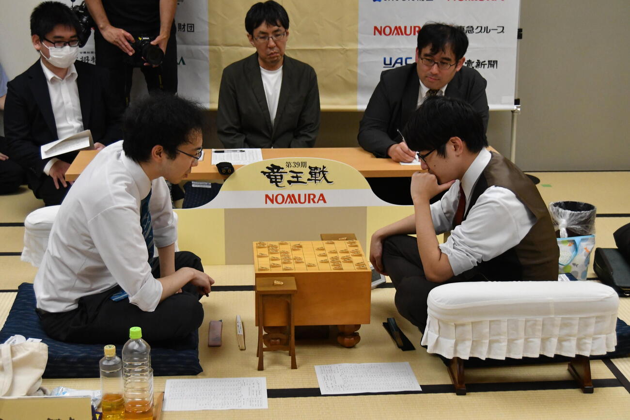 竜王戦挑戦者決定戦3番勝負第3局は柵木幹太五段（左）を下した服部慎一郎七段（右）が初めての挑戦権を獲得
