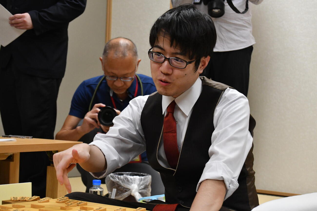 棋聖戦に続いて竜王戦の初挑戦を決めた服部慎一郎七段