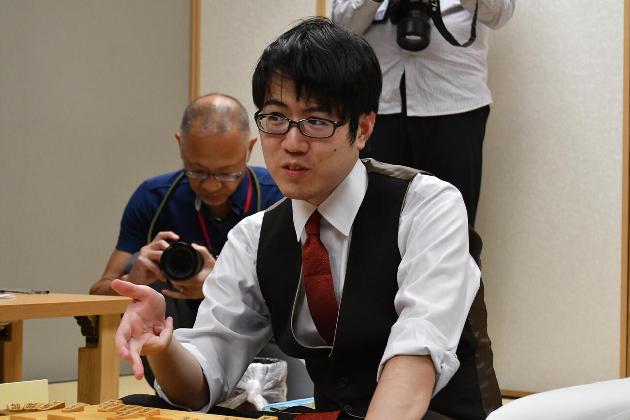 棋聖戦に続いて竜王戦の初挑戦を決めた服部慎一郎七段