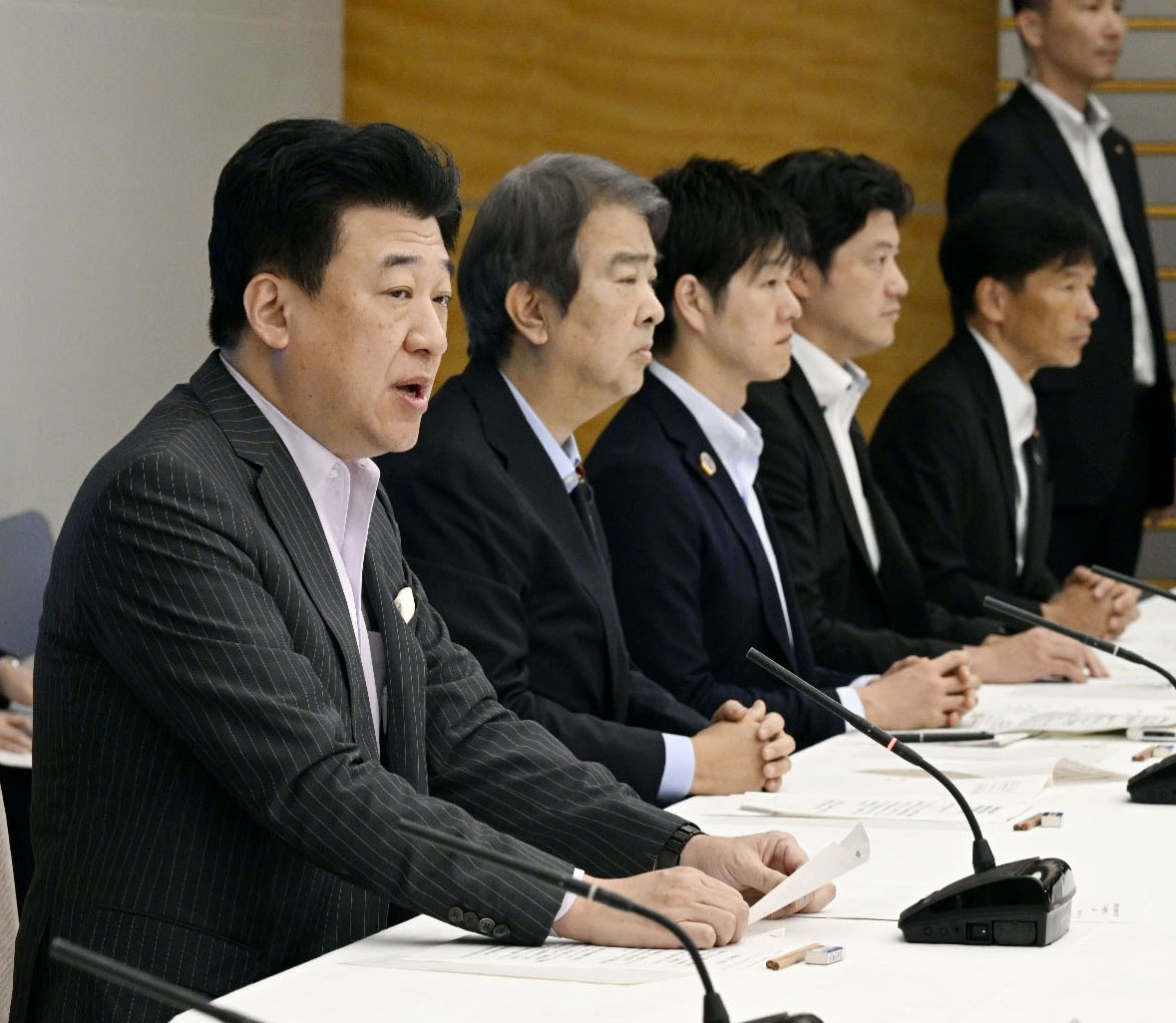 福島県内の除染で出た土などの県外最終処分に向けた全閣僚会議で発言する木原官房長官（共同）
