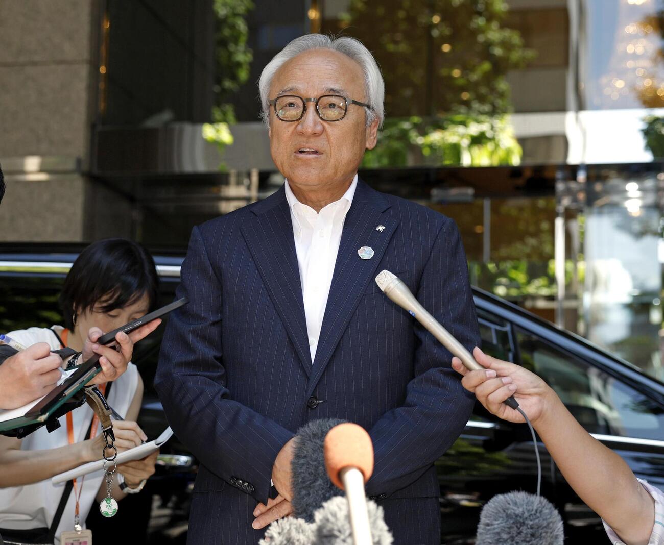 記者団の取材に応じる福岡県議会の蔵内勇夫議長（共同）