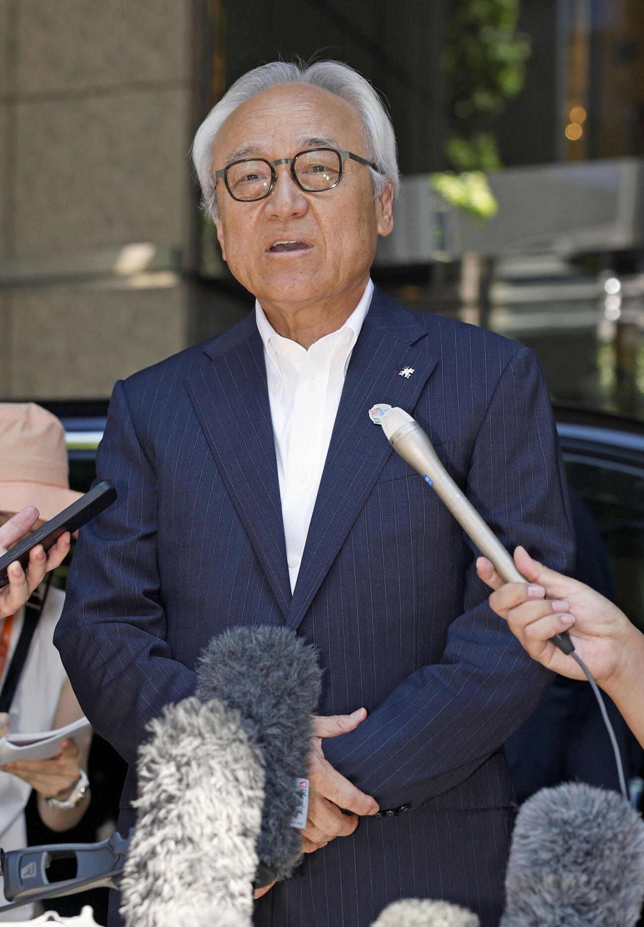 記者団の取材に応じる福岡県議会の蔵内勇夫議長（共同）