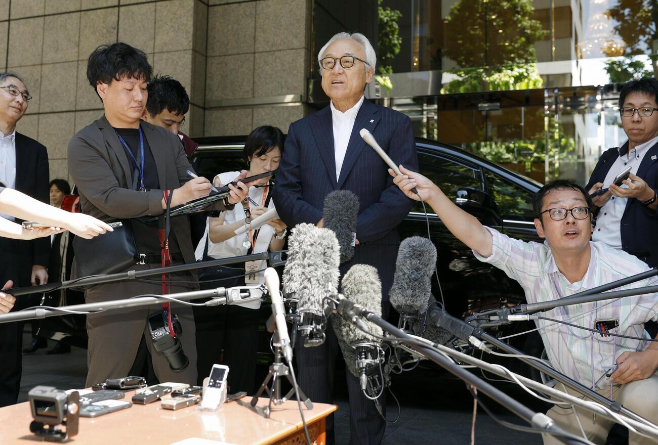 東京都内で記者団の取材に応じる福岡県議会の蔵内勇夫議長（共同）
