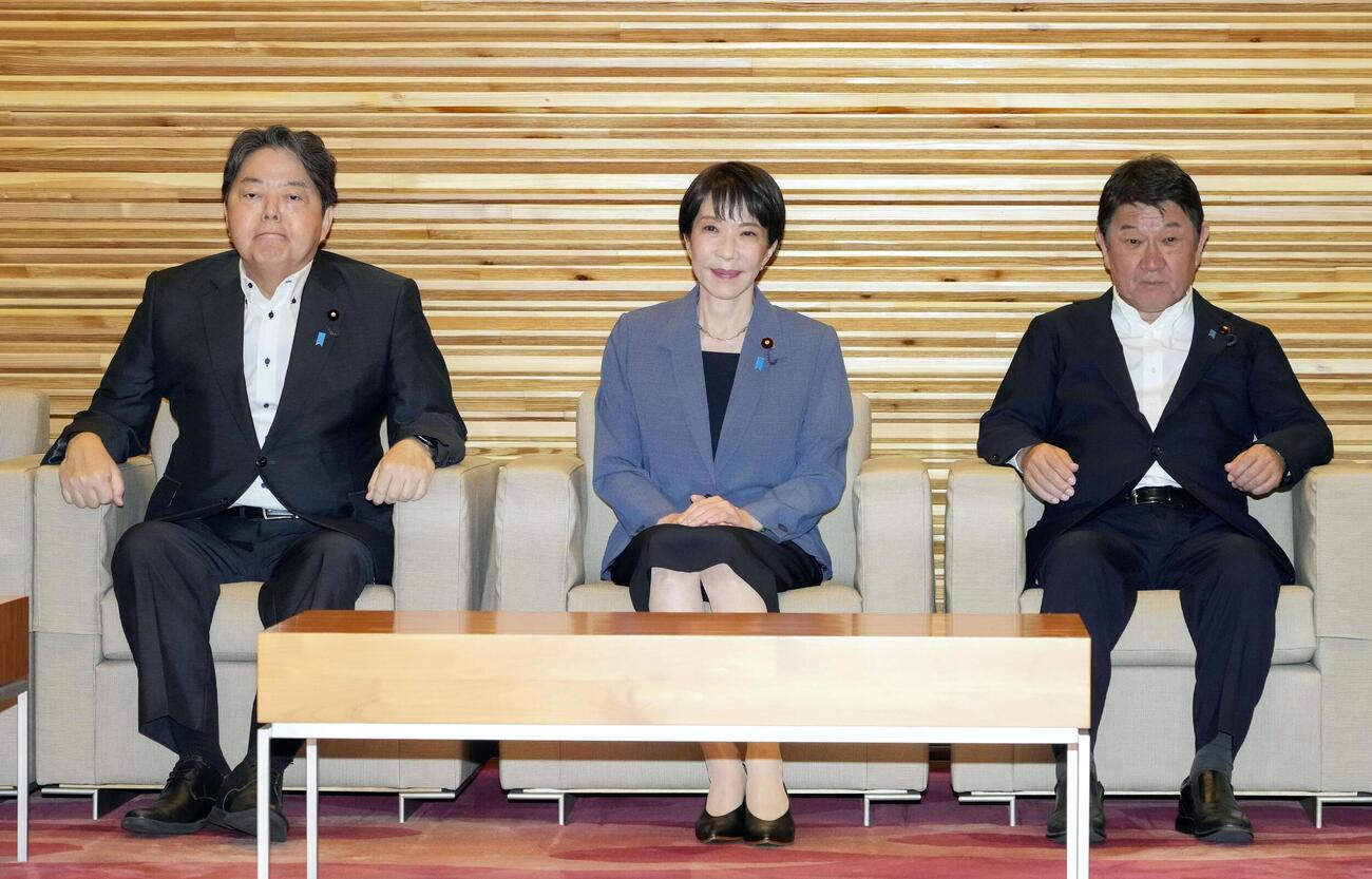 閣議に臨む（左から）林総務相、高市首相、茂木外相（共同）