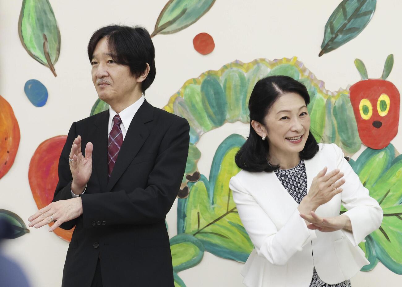 日本パラグアイ学院で、幼稚園児との手話を交えた合唱に参加される秋篠宮ご夫妻＝24日、アスンシオン（代表撮影、共同）