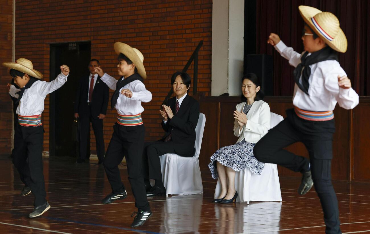 日本人学校で、パラグアイ伝統の踊りを鑑賞される秋篠宮ご夫妻＝24日、アスンシオン（共同）