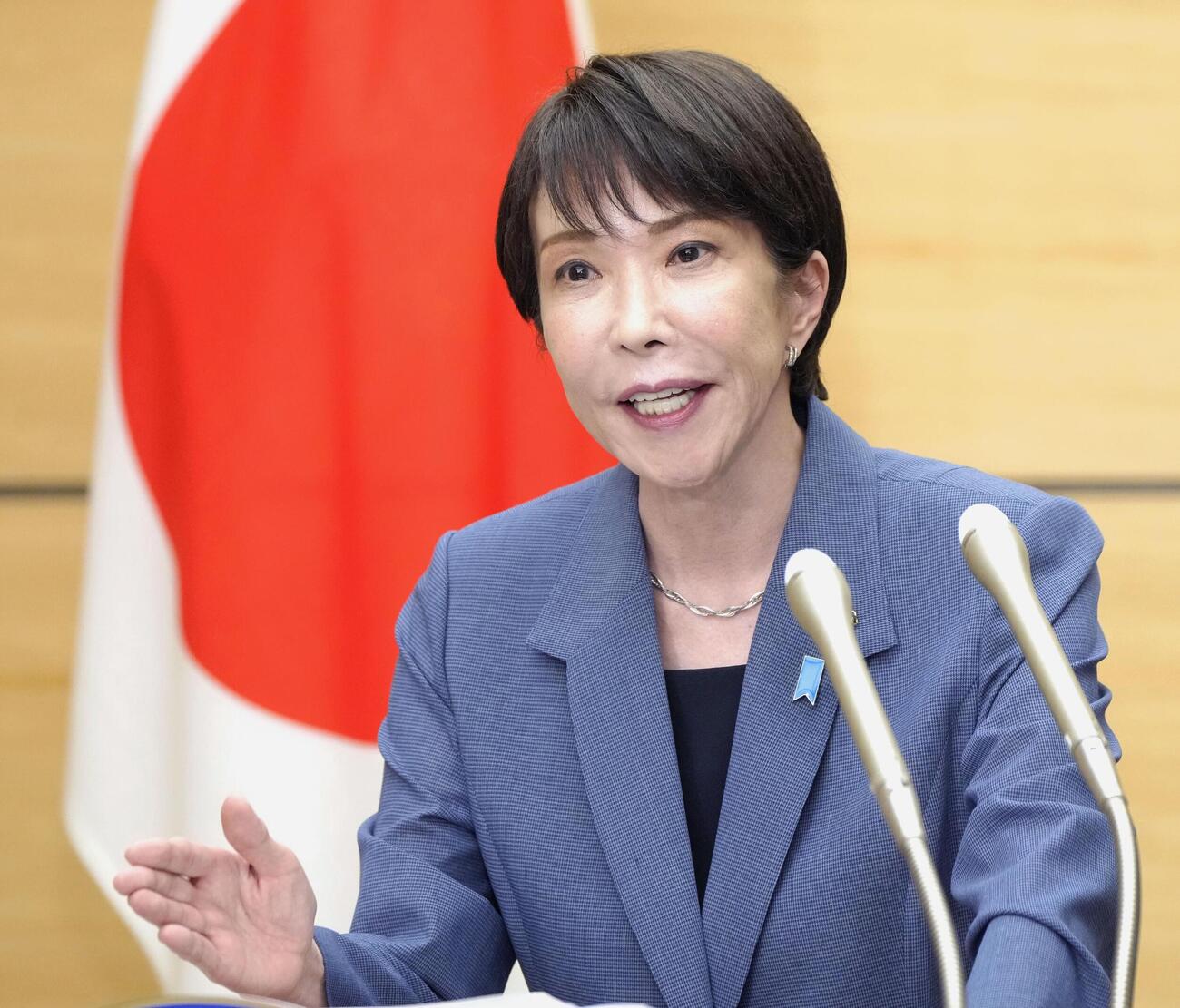 米政権がICCの赤根智子所長らを制裁対象に指定したことに対し、記者団の取材に応じる高市首相（共同）
