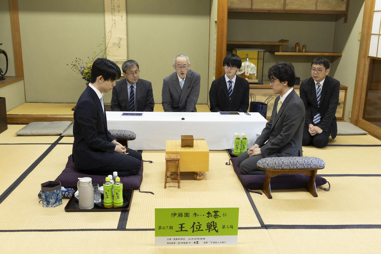 王位戦第5局の前日検分で徳島入りした藤井聡太王位（左）伊藤匠2冠（日本将棋連盟提供）