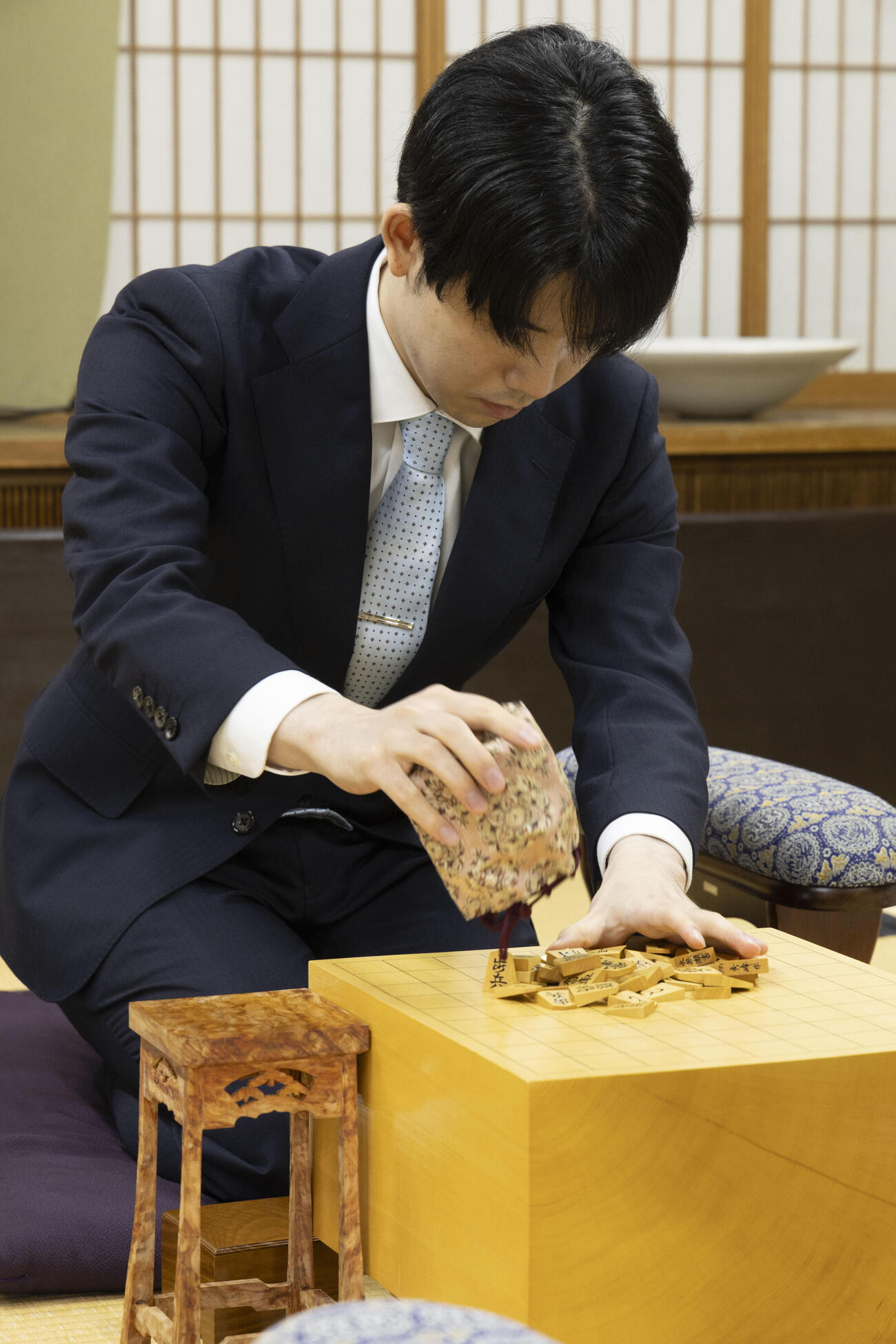 王位戦第5局の前日検分で徳島入りした藤井聡太王位（日本将棋連盟提供）