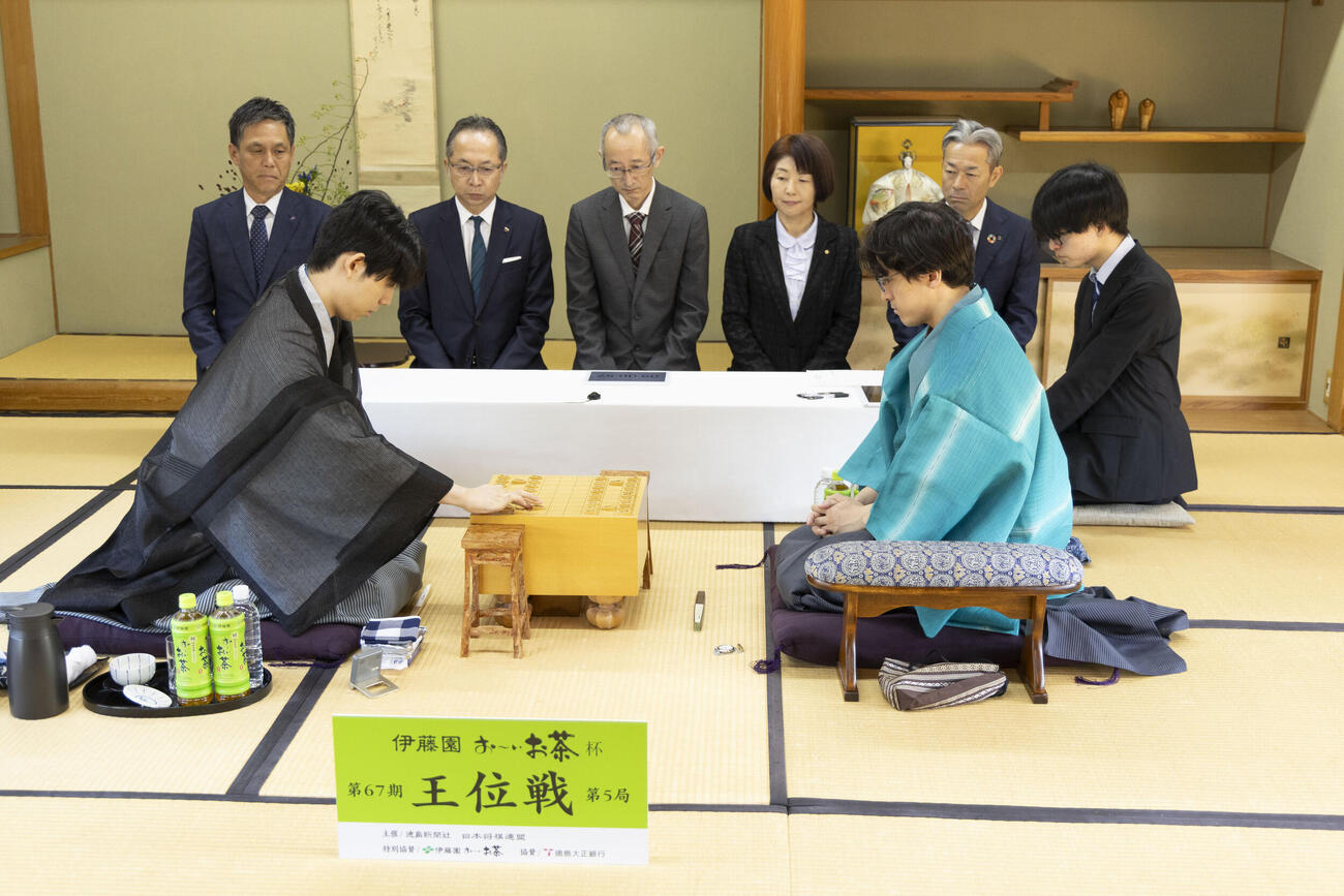 王位戦第5局、徳島対局に臨んだ藤井聡太王位（左）伊藤匠2冠（日本将棋連盟提供）