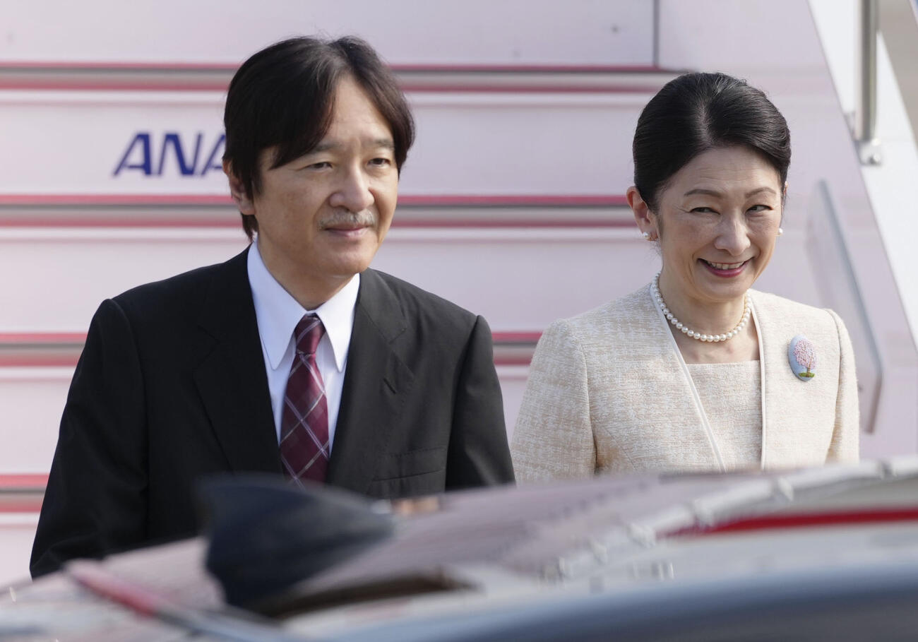パラグアイから帰国された秋篠宮ご夫妻（共同）