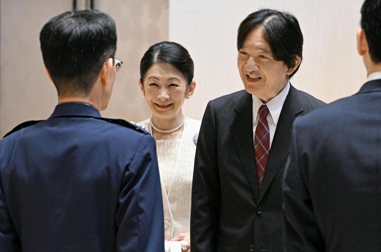 パラグアイから帰国され、関係者の出迎えを受ける秋篠宮ご夫妻（代表撮影）（共同）