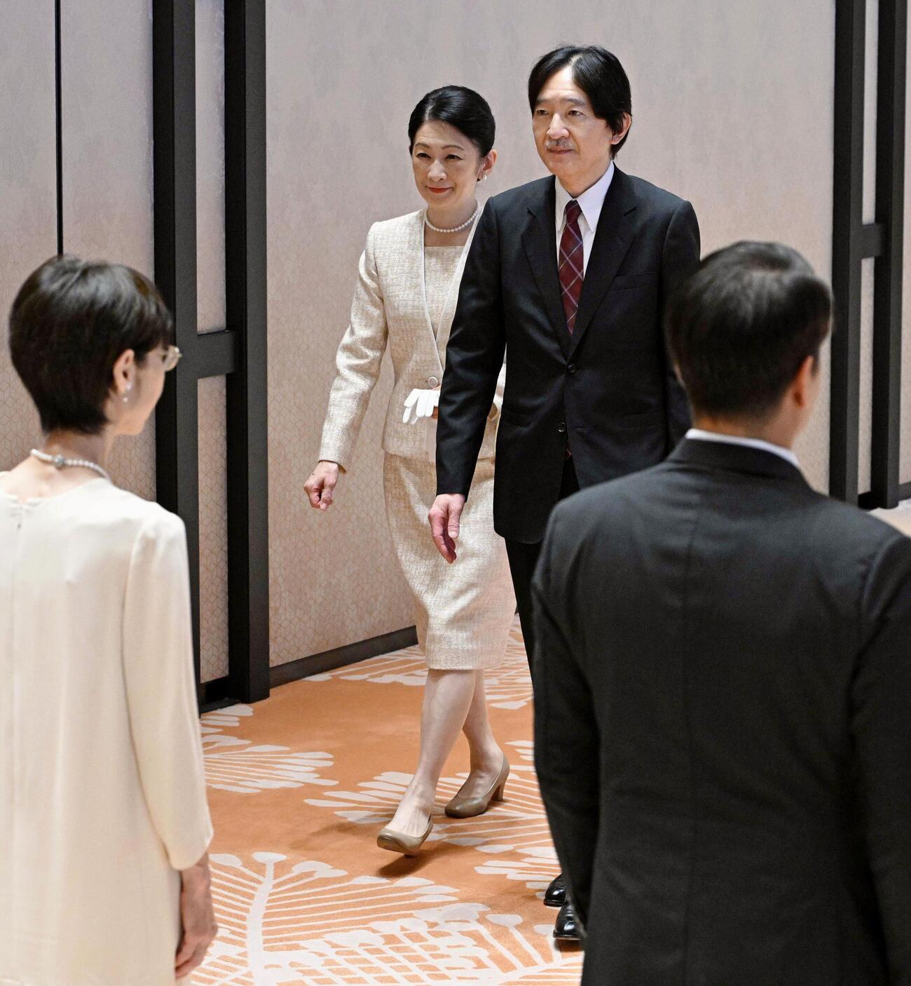 パラグアイ公式訪問から帰国され、関係者の出迎えを受ける秋篠宮ご夫妻（代表撮影）（共同）