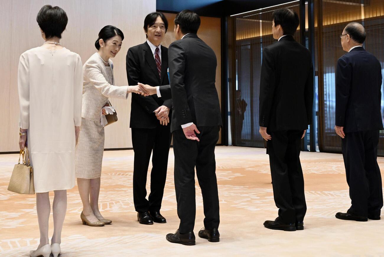 パラグアイ公式訪問から帰国され、関係者の出迎えを受ける秋篠宮ご夫妻＝26日午前、羽田空港（代表撮影）（共同）