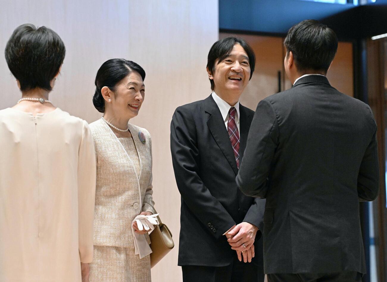 パラグアイから帰国され、関係者の出迎えを受ける秋篠宮ご夫妻羽田空港（代表撮影）（共同）