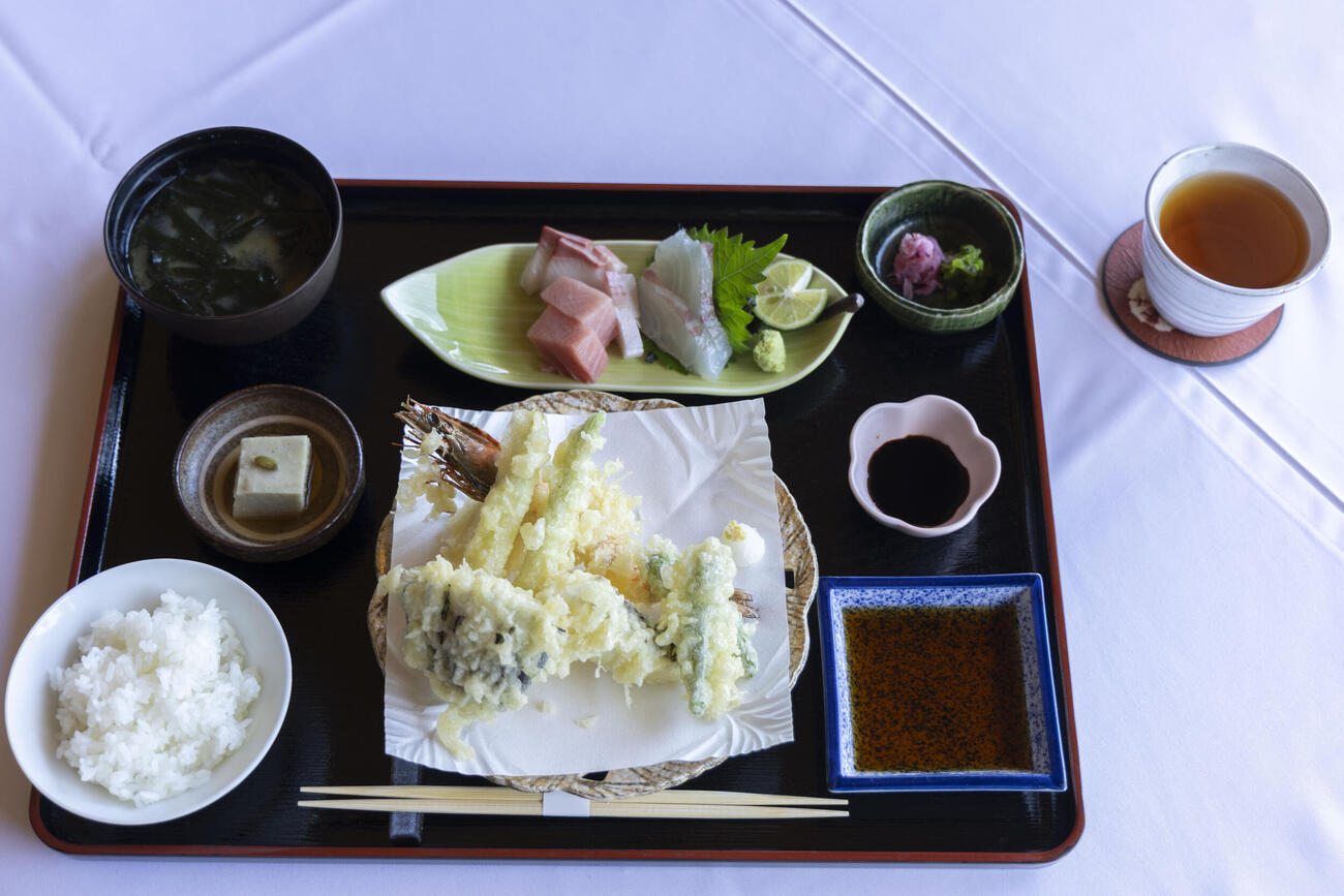 藤井聡太王位の昼食「渭水御膳」「ほうじ茶（ホット）」（日本将棋連盟提供）