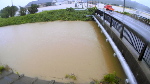 大雨で増水した石川県羽咋市の吉崎川のライブカメラ画像＝27日午前（国交省提供）（共同）