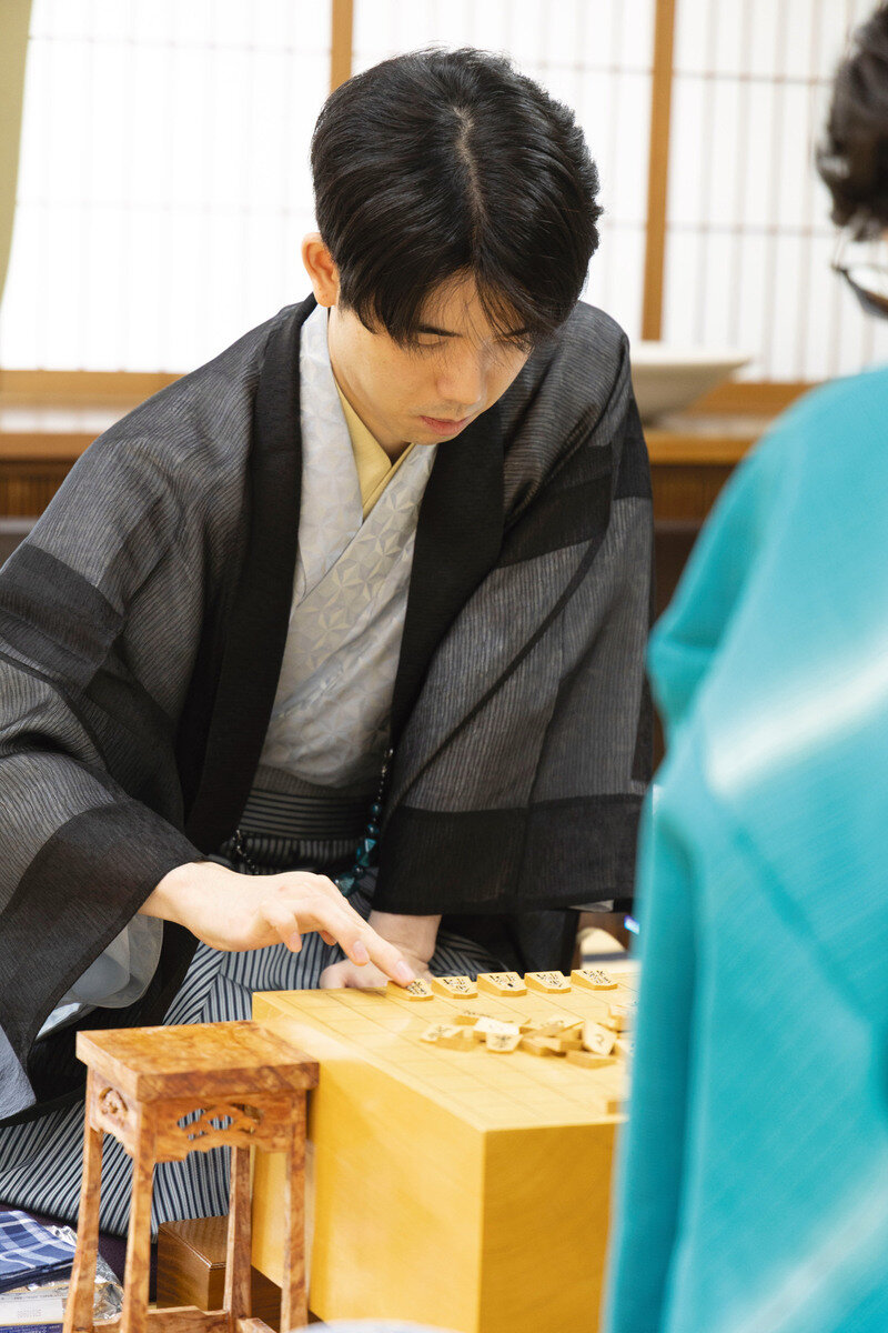 対局再開後も攻勢を仕掛け続ける藤井聡太王位（日本将棋連盟提供）