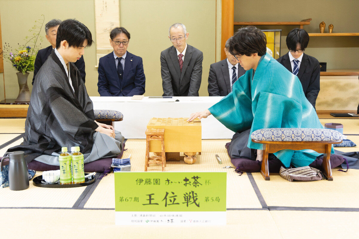 藤井聡太王位（左）と伊藤宅2冠（右）の双方2勝2敗で迎えた王位戦第5局（日本将棋連盟提供）