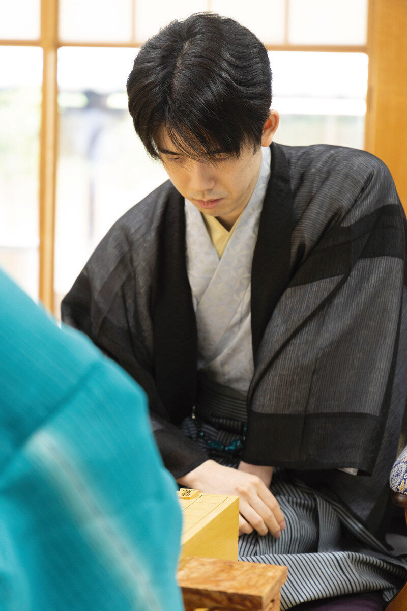 対局再開後も攻勢を仕掛け続ける藤井聡太王位（日本将棋連盟提供）