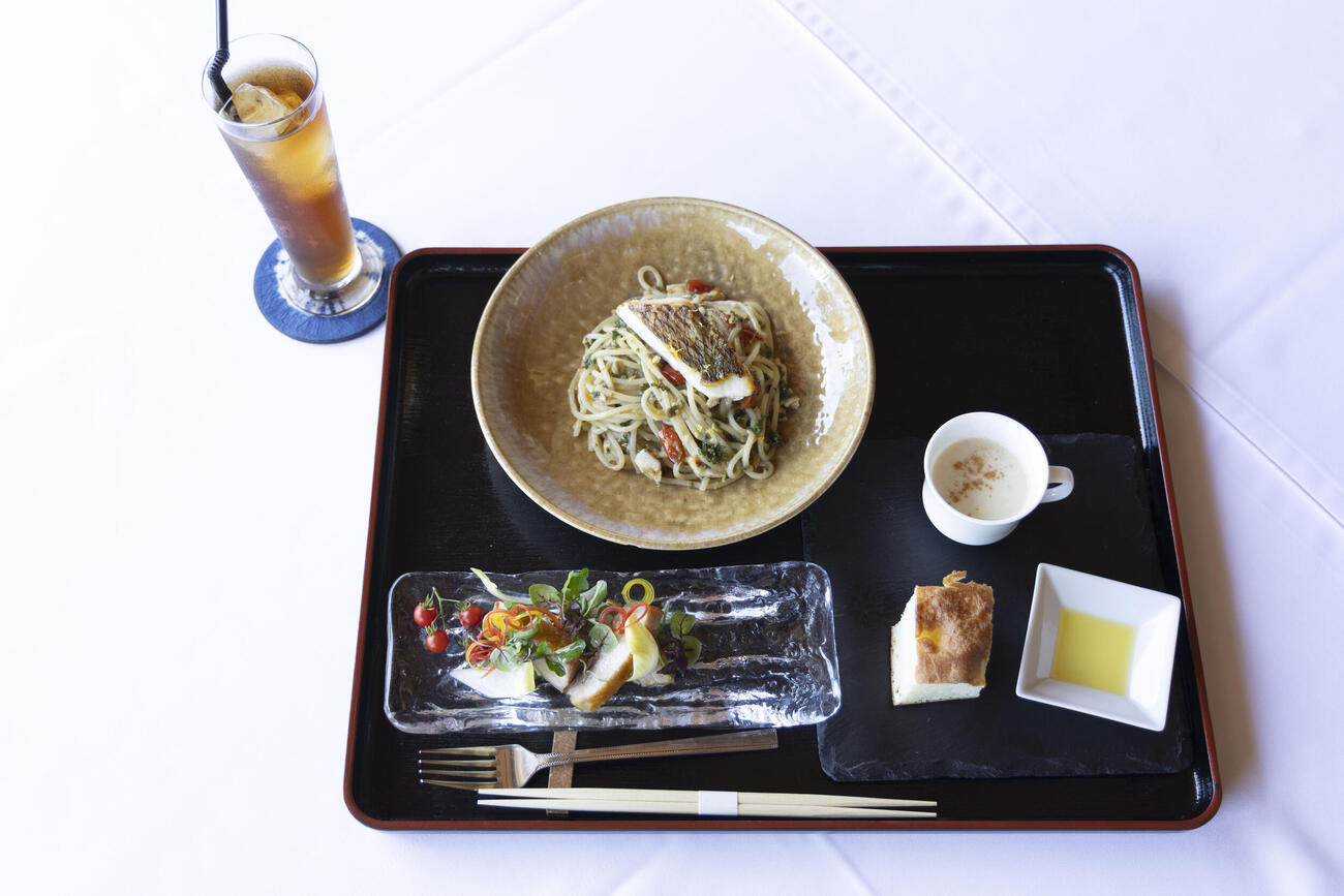 26日の伊藤匠2冠昼食「大鳴海鯛のアヒージョパスタ」と「ウーロン茶」（日本将棋連盟提供）