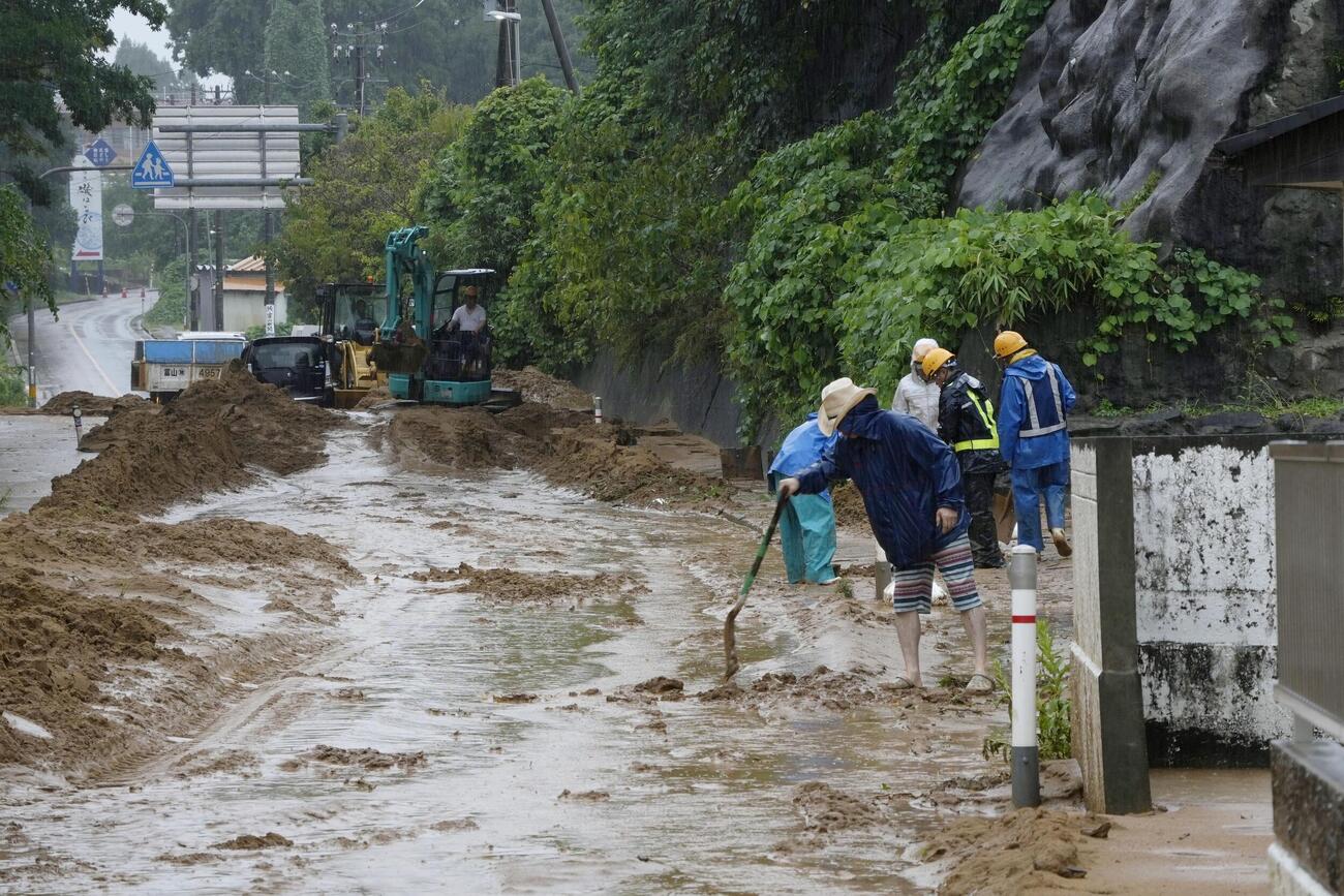 大雨の影響で土砂崩れが発生した富山県氷見市の現場（共同）