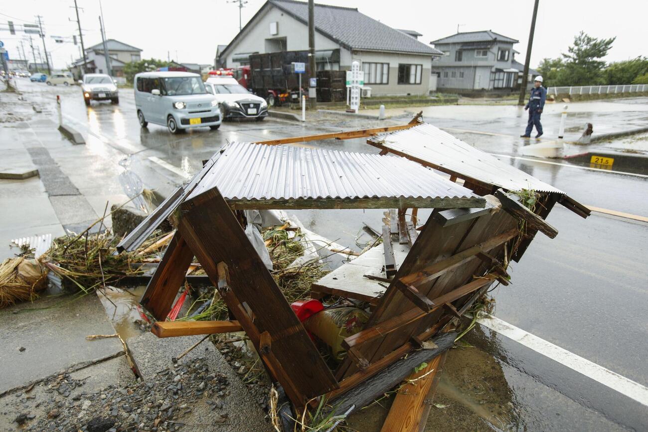 大雨の影響で壊れた石川県羽咋市の建物の一部（共同）