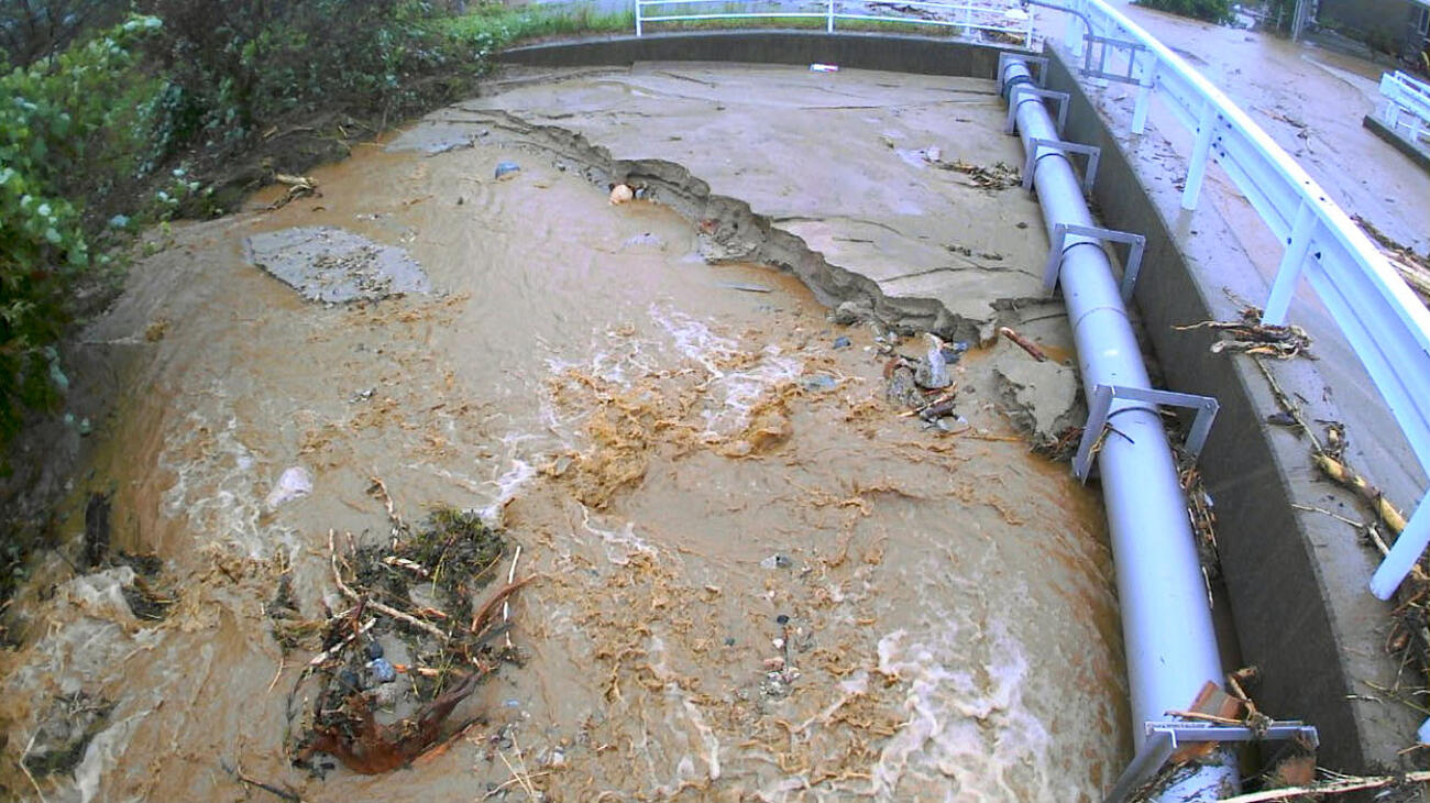 大雨で増水した石川県羽咋市の酒井川のライブカメラ画像（国交省提供、共同）