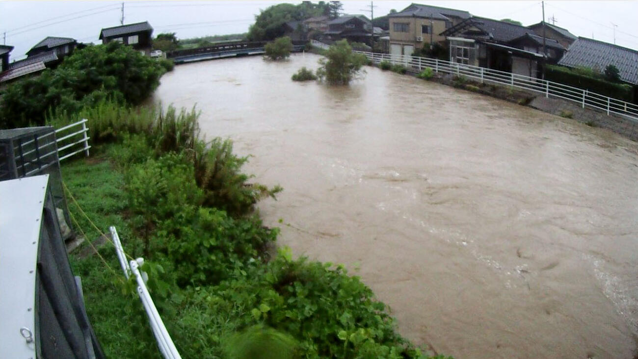 大雨で増水した石川県宝達志水町の前田川のライブカメラ画像（国交省提供、共同）