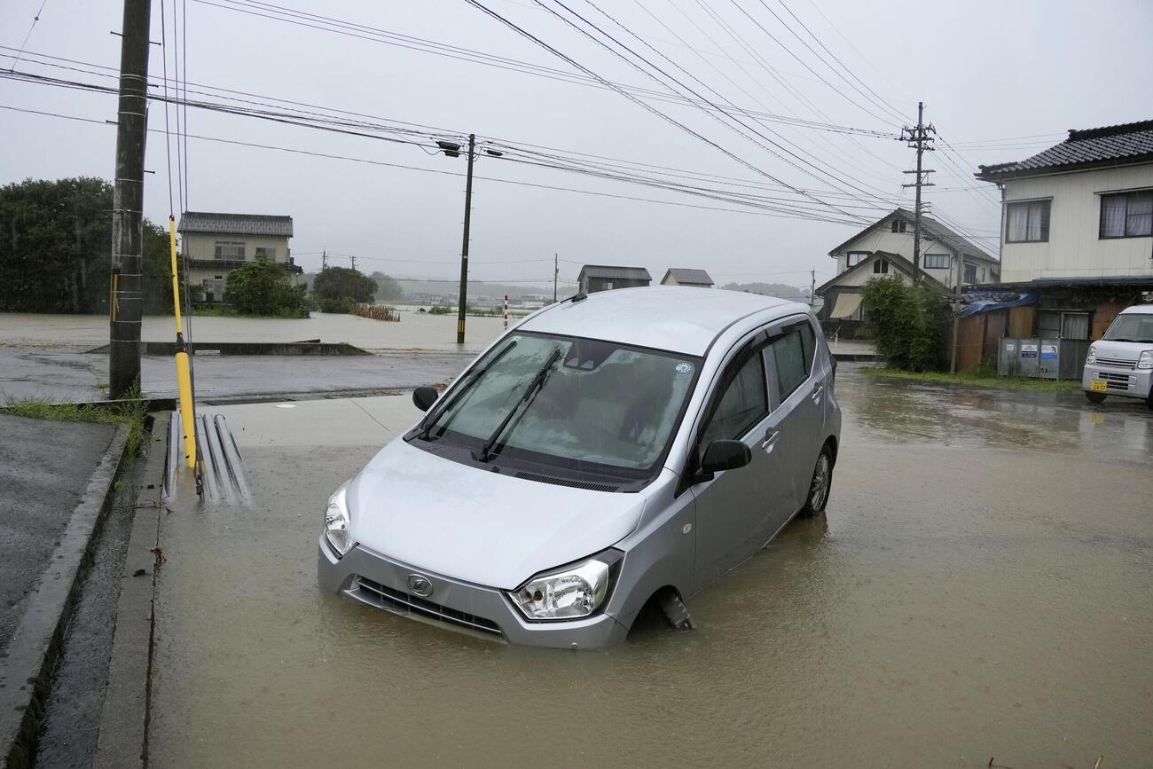 富山県氷見市にて、大雨の影響で水没した車両（共同）