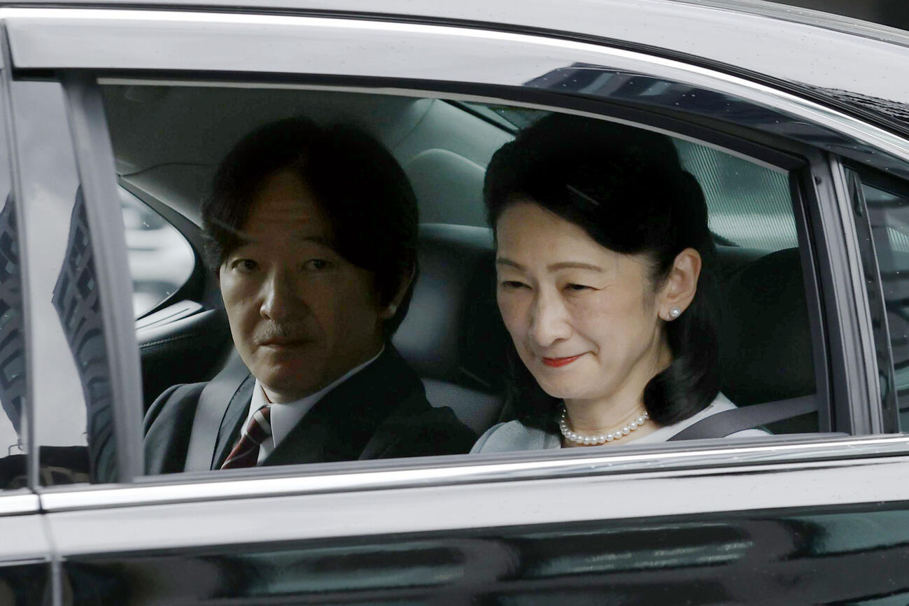 皇居に入られる秋篠宮ご夫妻（共同）