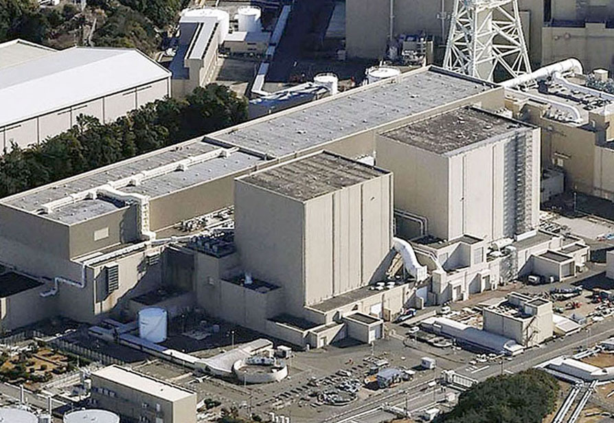 中部電力浜岡原発1号機（左）と2号機（共同）