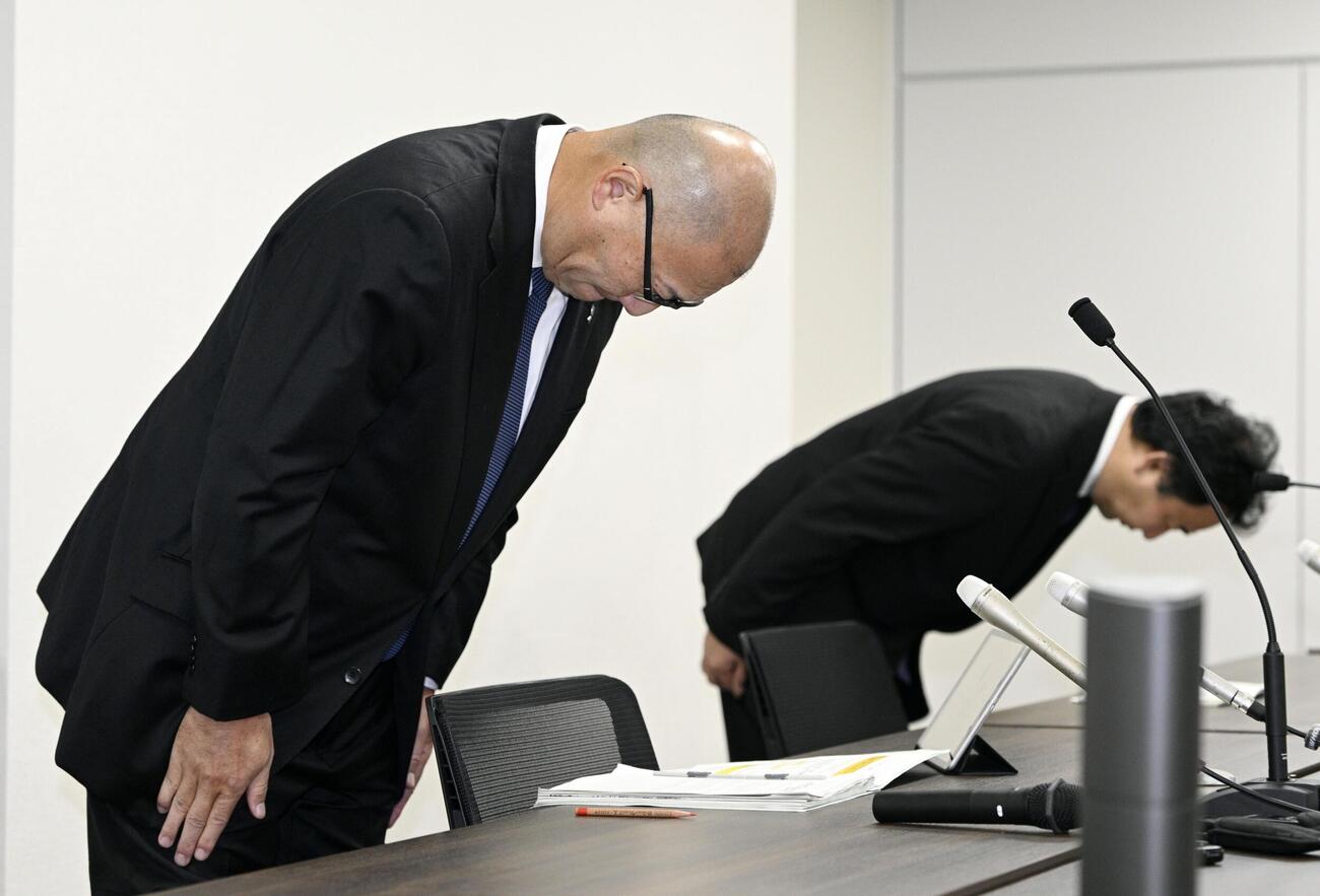 浜岡原発1、2号機の廃炉費用請求を巡る不適切な手続きについて、謝罪する中部電力の大塚温久原子力部長（左）ら＝27日午前、名古屋市（共同）