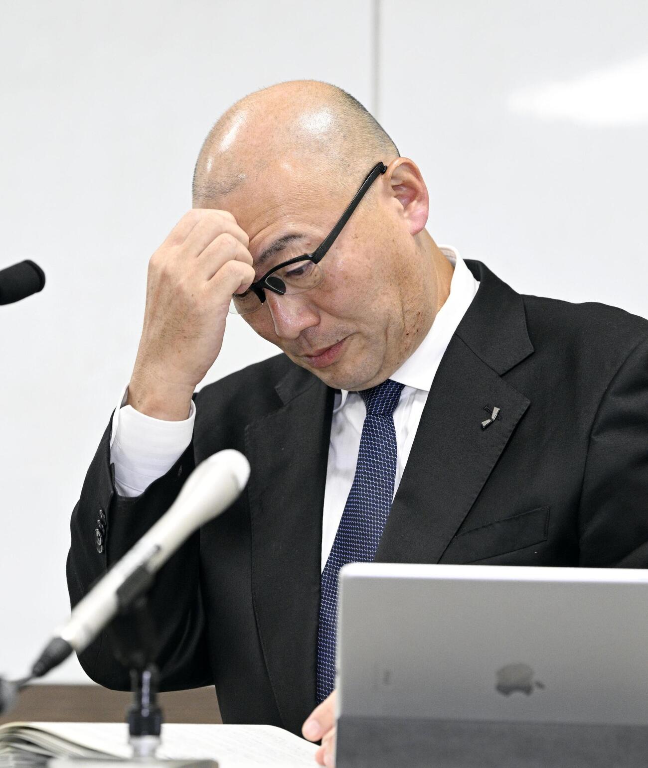 浜岡原発1、2号機の廃炉費用請求を巡る不適切な手続きに関する説明中、頭に手をやる中部電力の大塚温久原子力部長＝27日午前、名古屋市（共同）