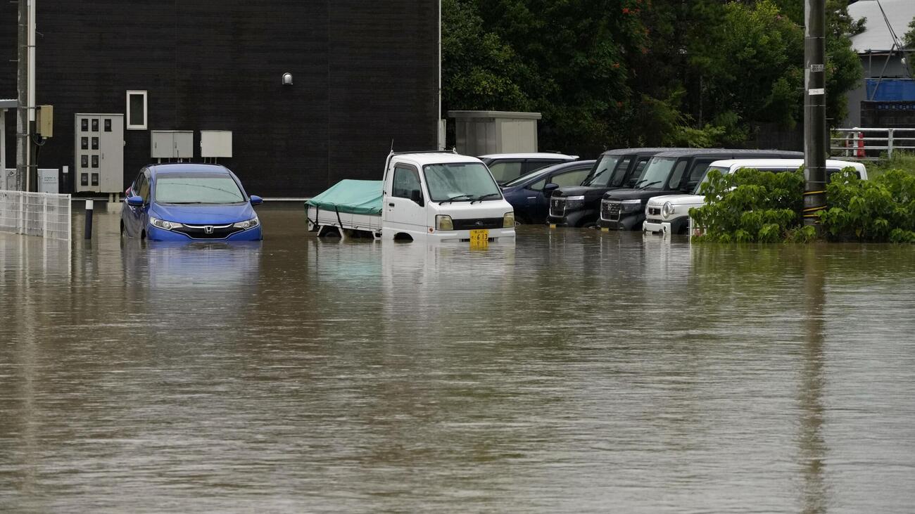 大雨の影響で水没した車両（共同）