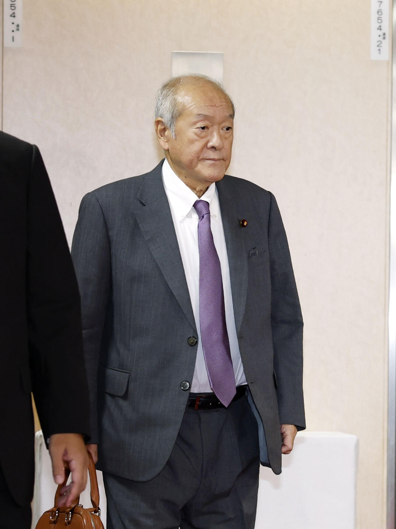 自民党本部に入る鈴木幹事長（共同）